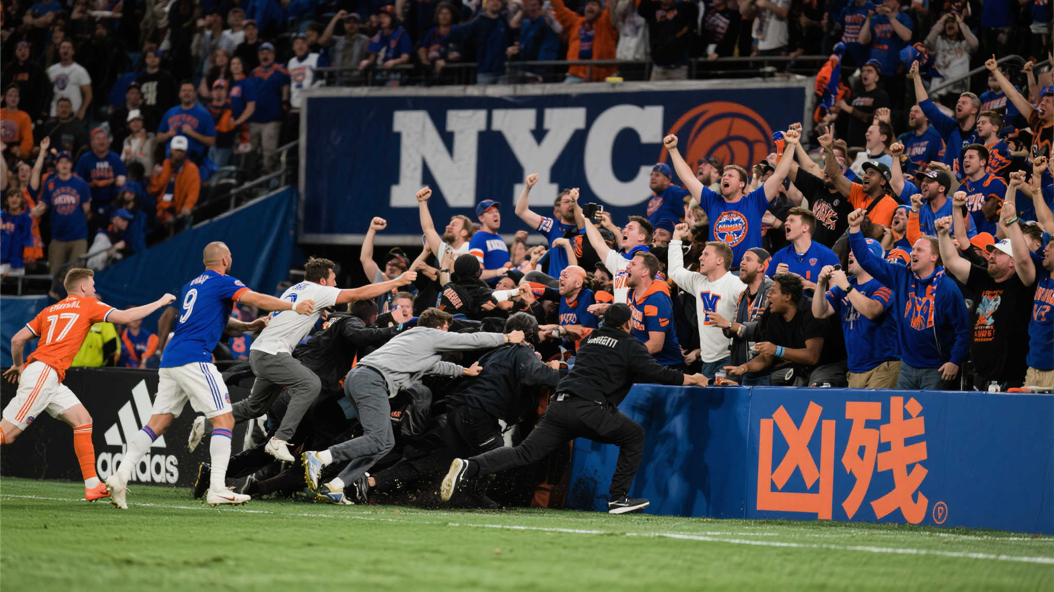 天啊!太狠了!纽约球迷真是火爆无比! 天啊!太狠了!纽约球迷真是火爆无比!